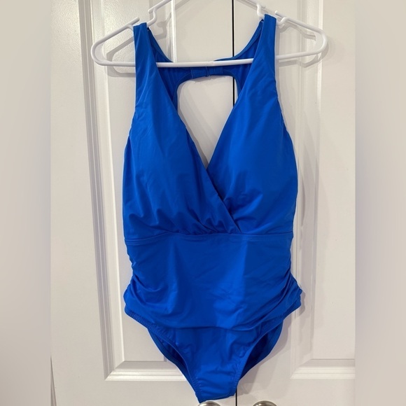 Jantzen
Women's Jewel Solid Portrait Back One Piece Swimsuit Size 12 NWT - Picture 4 of 11